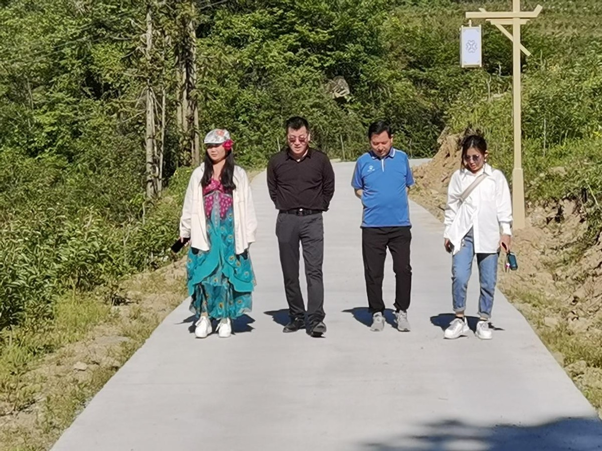 中科南灃董事長(zhǎng)與各大媒體人一同考察芍藥谷鄉(xiāng)村旅游綜合體項(xiàng)目